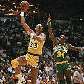 Kareem Abdul-Jabbar, então pelos Lakers, prepara bandeija contra Xavier McDaniel, dos Sonics