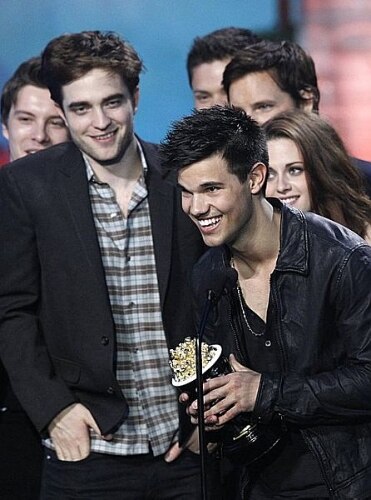 Taylor Lautner e o elenco de 
