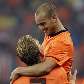Kuyt, da Holanda, ergue Sneijder, que foi o melhor jogador em campo na vitória sobre o Brasil