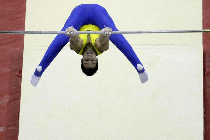 Sérgio Sasaki fica em 19.° lugar na final do individual geral no Mundial