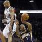 Dahntay Jones, do Indiana Pacers, tenta segurar a bola após trombada com Richard Jefferson, do Spurs