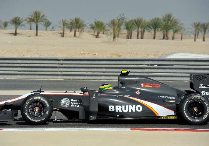 Bruno Senna dá as primeiras voltas com seu Hispania (HRT) de F-1 no circuito de Manama, no Bahrein