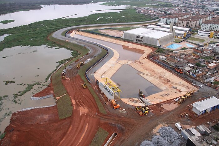 Vista aérea das obras de contenção de enchentes no Jardim Romano, em São Paulo. 06/12/2010 