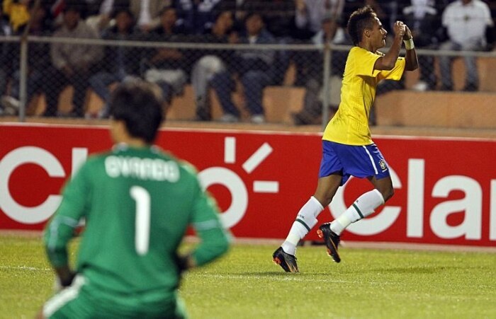Neymar marcou os quatro gols do Brasil na goleada sobre o Paraguai por 4 a 2 no Sul-Americano