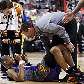 Leandrinho conversa com o técnico Aaron Nelson, do Phoenix Suns, após queda em jogo da NBA Leandrinho conversa com o técnico Aaron Nelson, do Phoenix Suns, após queda em jogo da NBA