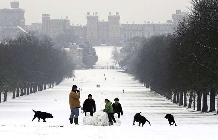 Britânicos brincam com a neve perto do castelo de Windsor