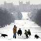 Britânicos brincam com a neve perto do castelo de Windsor Britânicos brincam com a neve perto do castelo de Windsor