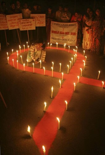 Velas e uma enorme fita vermelha em Agartala, ao noroeste da Índia