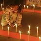 Velas e uma enorme fita vermelha em Agartala, ao noroeste da Índia