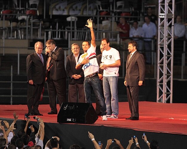 Luís Fabiano acena para os torcedores em sua apresentação no São Paulo, ao lado dos dirigentes