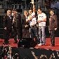 Luís Fabiano acena para os torcedores em sua apresentação no São Paulo, ao lado dos dirigentes