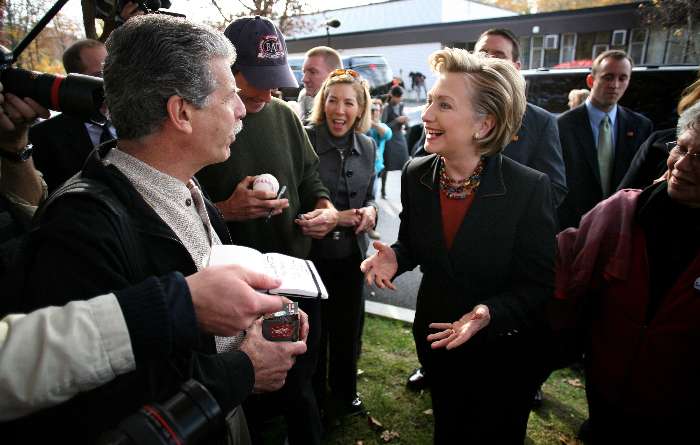 Hillary Clinton recebe carinho de eleitores após concluir seu voto, em Nova York 