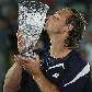 David Nalbandian beija troféu de campeão em Sydney