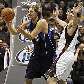 Dirk Nowitzki, dos Mavericks, passa a bola ante a marcação de Ersan Ilasova, dos Bucks