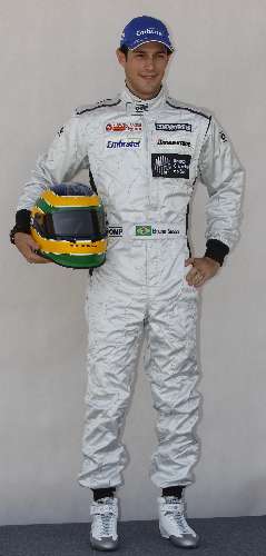 Bruno Senna posa com o macacão que utilizará na temporada 2010 da F-1, na HRT