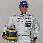 Bruno Senna posa com o macacão que utilizará na temporada 2010 da F-1, na HRT