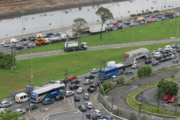 Carreta com carga de açúcar tombou na Marginal do Tietê e deixou trânsito parado por 14 horas