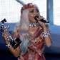 Lady Gaga recebe o prêmio de Cher