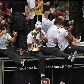 Jogadores do Corinthia desembarcaram no aeroporto e comemoraram com torcida pelas ruas de São Paulo