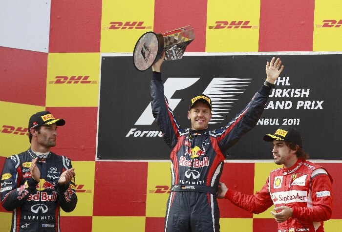 Vettel levanta seu terceiro troféu de vencedor na F1 em 2011