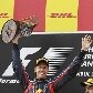 Vettel levanta seu terceiro troféu de vencedor na F1 em 2011