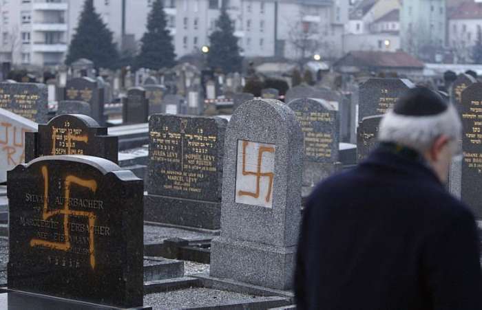 Túmulos de vítimas do Holocausto são vandalizados em Estrasburgo, na França