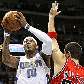 Carmelo Anthony, dos Nuggets, tenta a cesta contra a marcação de Brad Miller, dos Bulls