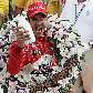 Hélio Castroneves comemora com o tradicional leite dos vencedores na Indy 500 Hélio Castroneves comemora com o tradicional leite dos vencedores na Indy 500