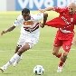 João Filipe e Guinãzu brigam pela posse de bola durante a partida