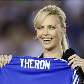 Atriz Charlize Theron ganha camisa do Chelsea em amistoso nos EUA