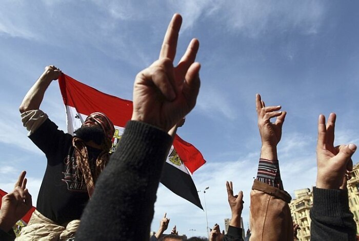 Na Praça Tahrir, egípcios protestam contra governo militar e comemoram um ano sem Hosni Mubarak