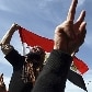 Na Praça Tahrir, egípcios protestam contra governo militar e comemoram um ano sem Hosni Mubarak