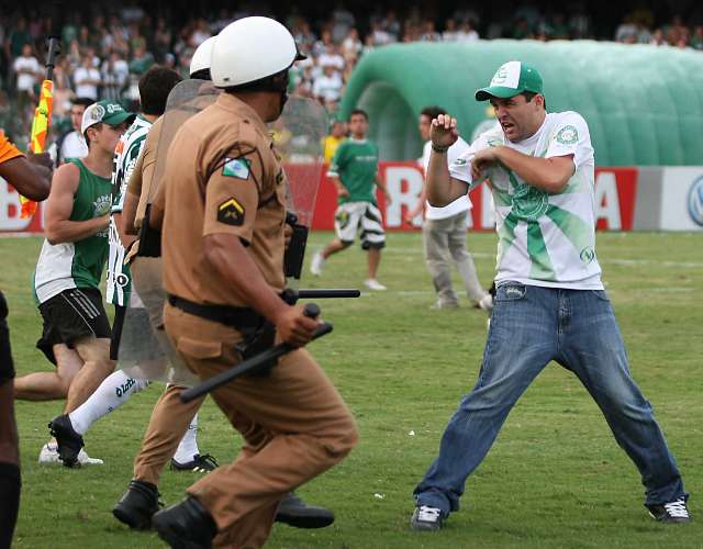 Revoltados com o rebaixamento à Série B, torcedores do Coritiba invadem o campo