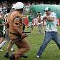 Revoltados com o rebaixamento à Série B, torcedores do Coritiba invadem o campo