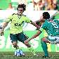 O meio-campo chileno Valdivia, do Palmeiras, tenta passar por Marcio Careca, do Guarani, no 0 a 0