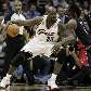 Shaq, do Cavs, disputa jogada com Chris Bosh, dos Raptors; pivô chega a marca de 28 mil pontos