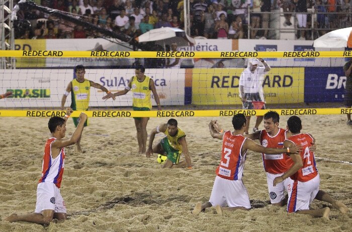 Os jogadores do Paraguai comemoram a conquista do Mundial de futevôlei após vencer o Brasil por 2x0 