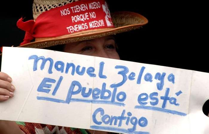 Uma simpatizante do presidente deposto Manuel Zelaya mostra seu apoio, em Honduras