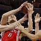 Yao Ming sofre marcação em disputa de bola