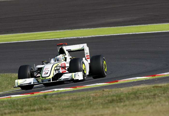 Jenson Button, da Brawn GP, contorna chicanes do circuito de Suzuka
