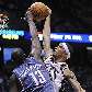Nazr Mohammed, do Charlotte Bobcats, bloqueia a enterrada de Courtney Lee, do New Jersey Nets