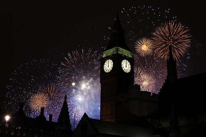 Fogos explodem por trás da Casa do Big Ben, durante o Ano Novo, em Londres 