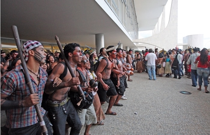 Índios cercam Palácio do Planalto 
