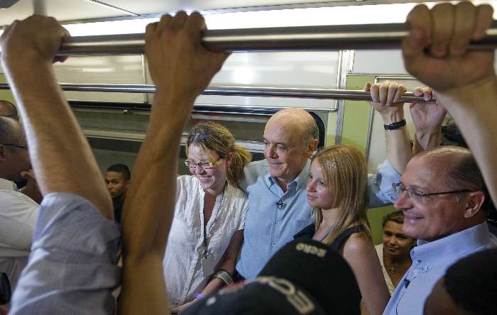 Serra faz campanha com Alckmin no metrô um dia após pane - 22.09.2010