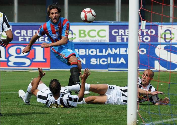 Matías Silvestre, do Catania, faz o gol que tira Juventus da briga por vaga na Liga dos Campeões