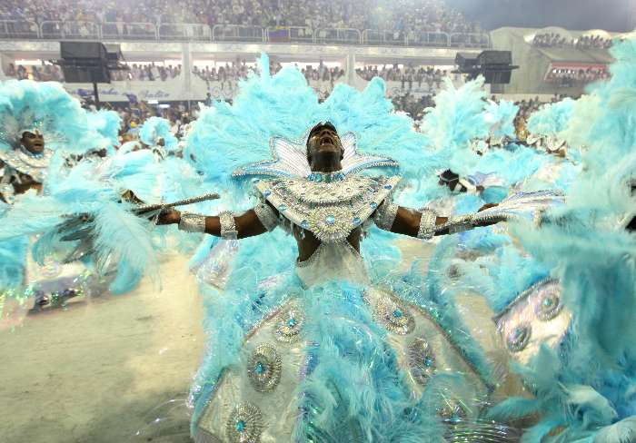Beija-Flor conta a história do banho em seu desfile de 2009