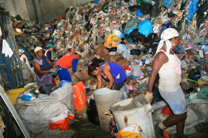 Galpão de reciclagem em São Sebastião esta com resíduos acima de sua capacidade.13/04/2011