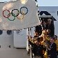 O prefeito do Rio de Janeiro, Eduardo Paes, volta de Londres com a bandeira olímpica