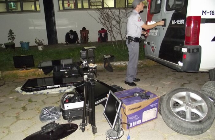 Policia recupera objetos roubados de residências na região do Morumbi,em São Paulo.15/08/2011