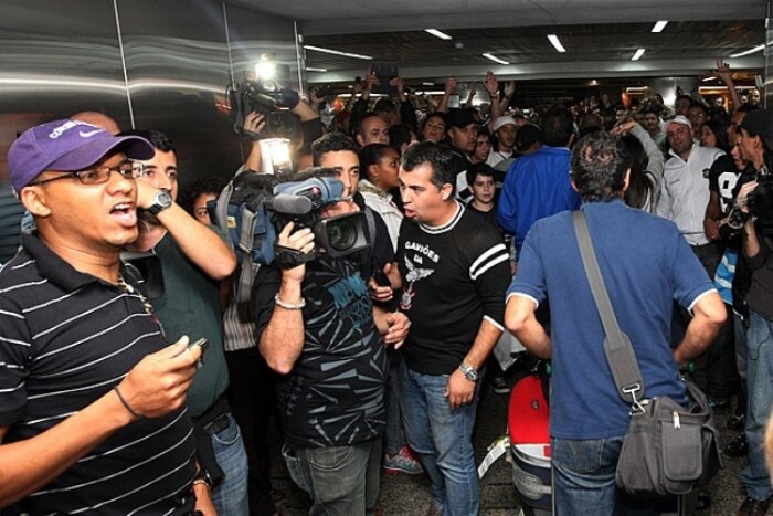 Confira imagens do embarque e desembarque do Corinthians após a primeira partida contra o Boca
